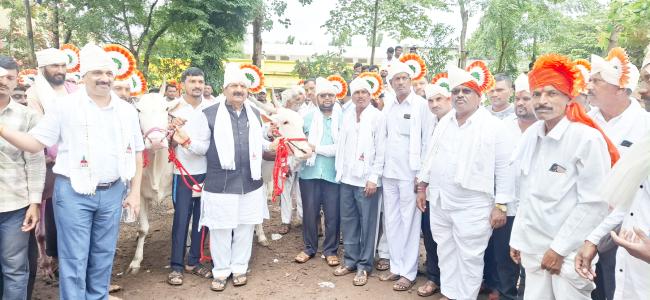 ಕಬ್ಬು ಬೆಳೆ ವಿಚಾರ ಸಂಕಿರಣ, ಜವಾರಿ ದನಗಳ ಭವ್ಯ ಪ್ರದರ್ಶನ