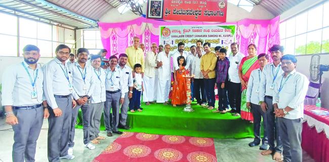 ತಂದೆಯವರ ಸ್ಮರಣಾರ್ಥ ಶಾಲೆಗೆ ದ್ವಾರ ಬಾಗಿಲ ನಿರ್ಮಾಣ: ಗುರುರಾಜ ಶ್ಲಾಘನೆ  