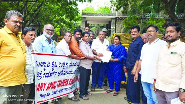 ಗುಬ್ಬು ನಾರುತ್ತಿರುವ ಎಪಿಎಂಸಿ ತರಕಾರಿ ಮಾರ್ಕೆಟ್‌: ಸ್ಥಳಾಂತರಿಸಲು ಮನವಿ 