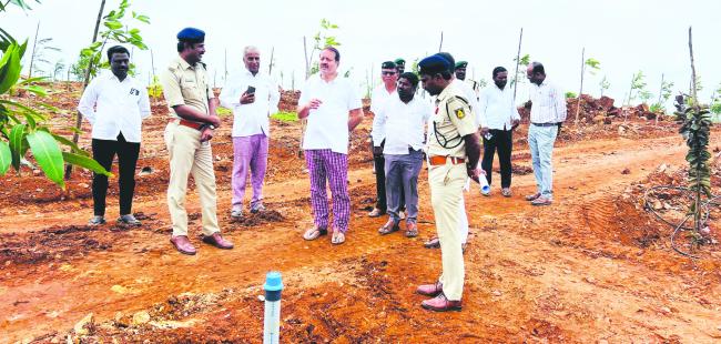 ತಿಕ್ಕಮ್ಮ ವೃಕ್ಷೊದ್ಯಾನಕ್ಕೆ ಶಾಸಕ ಸಿ ಎಸ್ ನಾಡಗೌಡ(ಅಪ್ಪಾಜಿ) ಭೇಟಿ: ಪರೀಶೀಲನೆ  