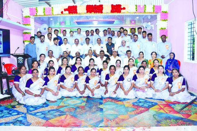 ಹಳೆ ವಿದ್ಯಾರ್ಥಿಗಳ ಕುಟುಂಬಕ್ಕೆ ಆರೋಗ್ಯ, ಅಂತಸ್ತು, ಸಂತಸ ಲಭಿಸಲೆಂದು ಹಾರೈಸಿದ ಗುರುಗಳು  