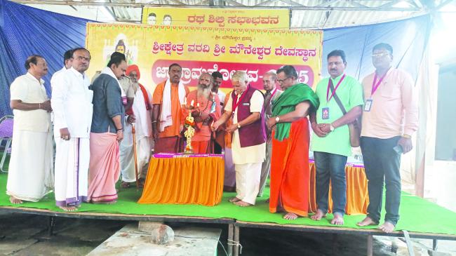 ವರವಿ ಗ್ರಾಮದ ಶ್ರೀ ಮೌನೇಶ್ವರ ರಥೋತ್ಸವಕ್ಕೆ ಅಪಾರ ಸಂಖ್ಯೆಯಲ್ಲಿ ಬಂದ ಭಕ್ತರು 