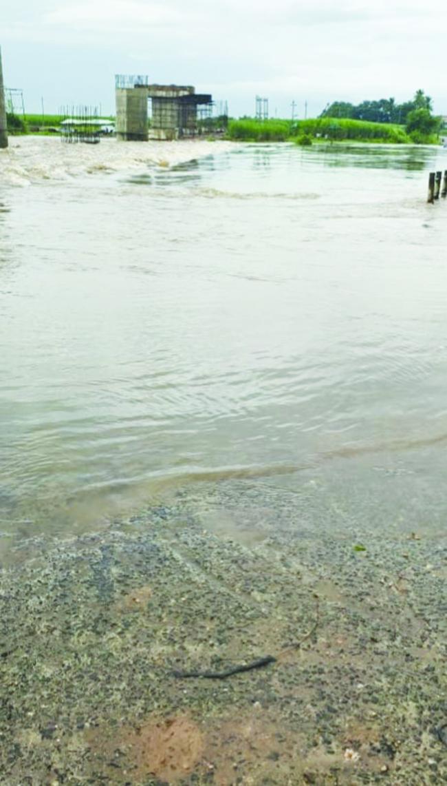 ತುಂಬಿದ ಘಟಪ್ರಭಾ ನದಿಗೆ ನೀರು: ಢವಳೇಶ್ವರ ಸೇತುವೆ ಮುಳುಗಡೆ  