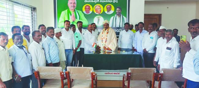 ಬಮ್ಮನಜೋಗಿ ತಾಂಡಕ್ಕೆ ಪ್ರೌಢಶಾಲೆ ಮಂಜೂರು: ಶಾಸಕರಿಗೆ ಗ್ರಾಮಸ್ಥರಿಂದ ಸನ್ಮಾನ 