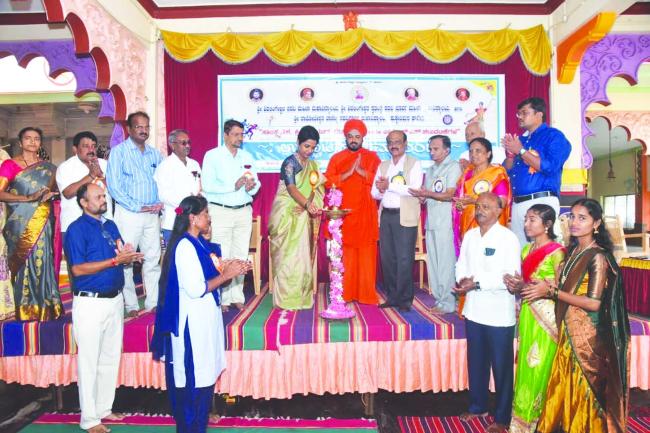 ವಿದ್ಯಾರ್ಥಿಗಳು ಸಾಧನೆ ಶಿಖರ ಏರಬೇಕಾದರೆ ಹಿರಿಯ ಸಾಧಕರ ಮಾರ್ಗದರ್ಶನ ಅವಶ್ಯ 