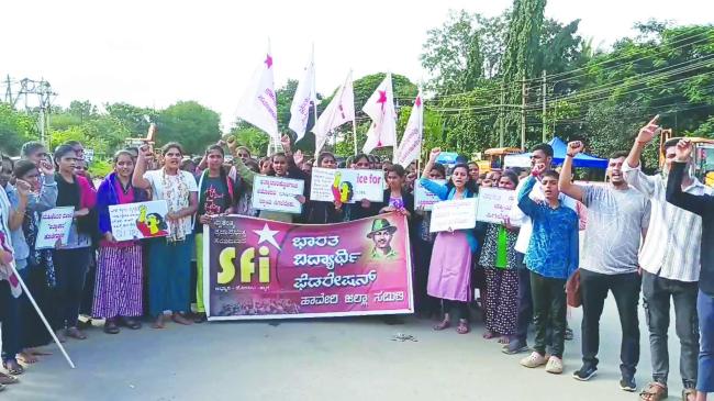 ಚಿತ್ರದುರ್ಗದ ಹಾಸ್ಟೆಲ್ ವಿದ್ಯಾರ್ಥಿನಿಯನ್ನು ಆತ್ಯಾಚಾರ: ಬೆಂಕಿ ಹಚ್ಚಿ ಕೊಲೆ ಮಾಡಿ ಸುಟ್ಟ ಕಾಮುಕರು: ತಪ್ಪಿತಸ್ಥ ಆರೋಪಿಗಳಿಗೆ ಕಠಿಣ ಶಿಕ್ಷೆಗೆಗಾಗಿ ಎಸ್‌ಎಫ್‌ಐ ನೇತೃತ್ವದಲ್ಲಿ ವಿದ್ಯಾರ್ಥಿನಿಯರು ಪ್ರತಿಭಟನೆ 