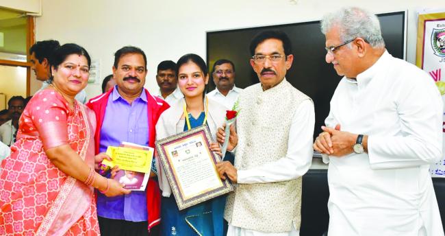 ಸಮಸ್ಯೆಗಳನ್ನು ಎದುರಿಸಿ ಮುನ್ನಡೆಯುವ ಸಾಮರ್ಥ್ಯವನ್ನು ಪಡೆದುಕೊಳ್ಳಿ: ಡಾ. ಡಿ. ವೀರೇಂದ್ರ ಹೆಗ್ಗಡೆ 