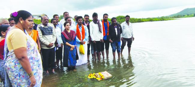 ಹೂಲಿಕೇರಿ ಇಂದ್ರಮ್ಮನ ಕೆರೆಗೆ ಜಿಲ್ಲಾಧಿಕಾರಿಗಳ ಭೇಟಿ: ಕಿರು ಸೇತುವೆ ನಿರ್ಮಾಣ, ಗೋಮಾಳ ಒತ್ತುವರಿ ತೆರವುಗೆ ಕ್ರಮದ ಭರವಸೆ 