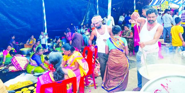 ಗುಡ್ಡದ ದ್ಯಾಮವ್ವ ಸನ್ನಿದಿಯಲ್ಲಿ ಹೋಳಿಗೆ ಪ್ರಸಾದ  