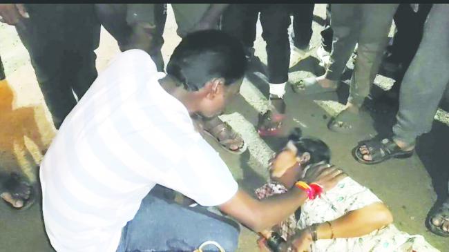 ಹೊಟ್ಟೆನೋವಿನಿಂದ ಬಳಲುತ್ತಿದ್ದ ಮಹಿಳೆ: ಆಸ್ಪತ್ರೆಗೆ ಸೇರಿಸಿ ಮಾನವೀಯತೆ ಮೆರೆದ ಪತ್ರಕರ್ತ ಹಾಗೂ ಪೊಲೀಸರು 