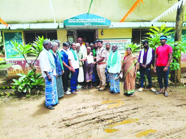 ಪ್ರತಿ ಎಕರೆಗೆ 50,000ರೂ. ಪರಿಹಾರ ನೀಡಲು ಆಗ್ರಹ 