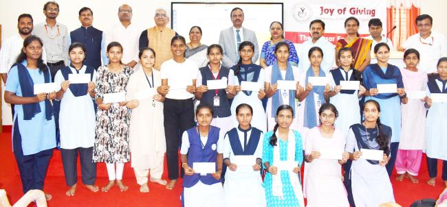 ಗ್ರಾಮೀಣ ವಿದ್ಯಾರ್ಥಿನಿಯರು ಶೈಕ್ಷಣಿಕವಾಗಿ ಸಾಧನೆ ಮಾಡಬೇಕು: ಆನಂದ ಚತುರ್ವೇದಿ   