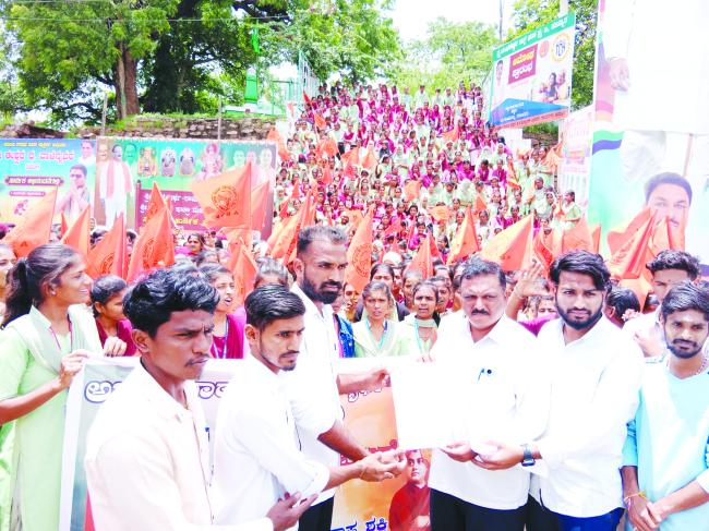 ಅತಿಥಿ ಉಪನ್ಯಾಸಕರನ್ನು ನೇಮಕಕ್ಕೆ ಆಗ್ರಹಿಸಿ ಬೃಹತ್ ಪ್ರತಿಭಟನೆ 