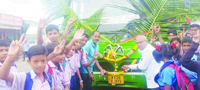 ನೂತನ ಬಸ್‌ಗಳಿಗೆ ಪೂಜೆ ಸಲ್ಲಿಸಿ,  ಹರ್ಷ ವ್ಯಕ್ತಪಡಿಸಿದ ಶಾಲಾ ವಿದ್ಯಾರ್ಥಿಗಳು ಹಾಗೂ ಸಾರವಾಡ ಗ್ರಾಮಸ್ಥರು 