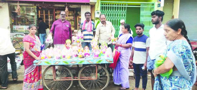 ಗಣಪತಿ ಪ್ರತಿಷ್ಠಾಪನೆಗೆ ಕ್ಷಣಗಣಗೆ : ವ್ಯಾಪಾರ ಇಲ್ಲದ ಪರಿಣಾಮ ಚಿತ್ರಗಾರ ಕುಟುಂಬ ಅತಂತ್ರ  
