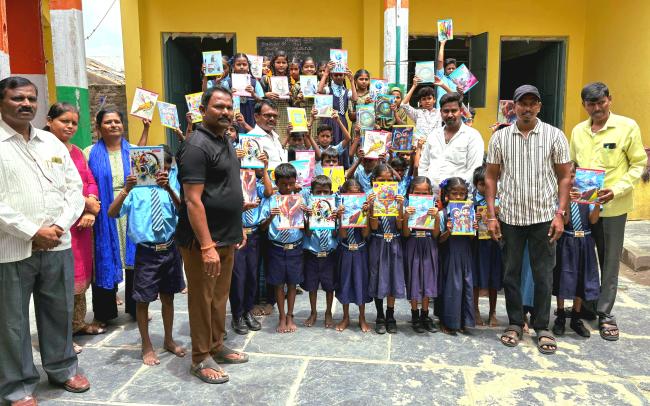 ಮಕ್ಕಳಿಗೆ ಉಚಿತವಾಗಿ ನೋಟ್ ಬುಕ್, ಪೆನ್, ಪೆನ್ಸಿಲ್ ವಿತರಣೆ  