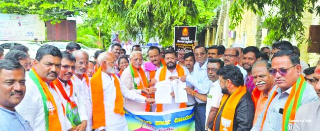 ವಿಜಯಪುರದಲ್ಲಿ ಧರ್ಮಸ್ಥಳ ಚಲೋ ಅಂಗವಾಗಿ ಬಿಜೆಪಿ ರಾಜ್ಯ ಸರ್ಕಾರದ ವಿರುದ್ಧ ಪ್ರತಿಭಟನಾ ರಾ​‍್ಯಲಿ 