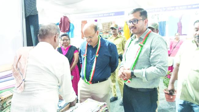 ರಾಜ್ಯ ಮಟ್ಟದ ಖಾದಿ ಮೇಳಕ್ಕೆ ಕೊಪ್ಪಳ ಜಿಲ್ಲಾಧಿಕಾರಿಗಳು ಹಾಗೂ ಜಿ.ಪಂ ಸಿಇಓ ಭೇಟಿ 