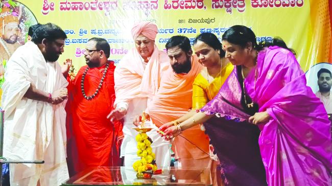 ಜಾಗತಿಕ ಮಟ್ಟದಲ್ಲಿ ಮಹಿಳೆ ಸಾಧನೆ ನಾರಿ ಶಕ್ತಿಗೆ ಸಾಕ್ಷಿ: ಸಾರಂಗ ಮಠದ   