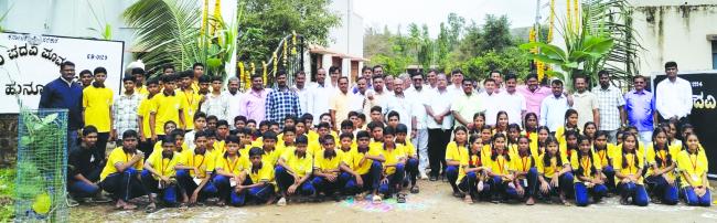 ಹುನ್ನೂರ: ಎಸ್‌ಎಸ್‌ಎಲ್‌ಸಿ ಹಳೆ ವಿದ್ಯಾರ್ಥಿಗಳಿಂದ ನಾಮಫಲಕ ಕೊಡುಗೆ ನಾಮಫಲಕ  