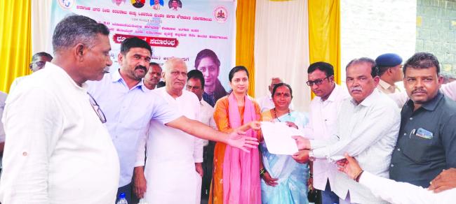 ಎಕ್ಸ್‌ಪ್ರೆಸ್ ರೈಲು ನಿಲುಗಡೆಗಾಗಿ ಸಂಸದರಿಗೆ ಮನವಿ 