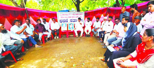 ಅಂಜುಮನ ಇಸ್ಲಾಂ ಎ ಕಮೀಟಿ ಸಂಸ್ಥೆಯ ಚುನಾವಣೆ ನಡೆಸುವಂತೆ ಆಗ್ರಹ: ಮುಸ್ಲಿಂ ಬಾಂಧವರ ಧರಣಿ ಸತ್ಯಾಗ್ರಹ  