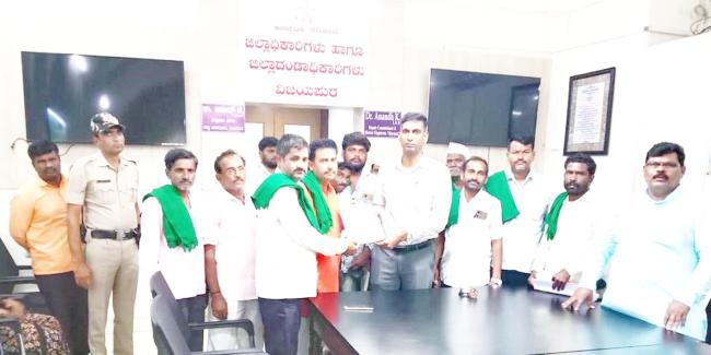 ರೈತರ ವಿರುದ್ಧ ಕಾರ್ಯನಿರ್ವಹಿಸುತ್ತಿರುವ ಅಧಿಕಾರಿಗಳ ಮೆಲೆ ಆಕ್ರೊಶ 