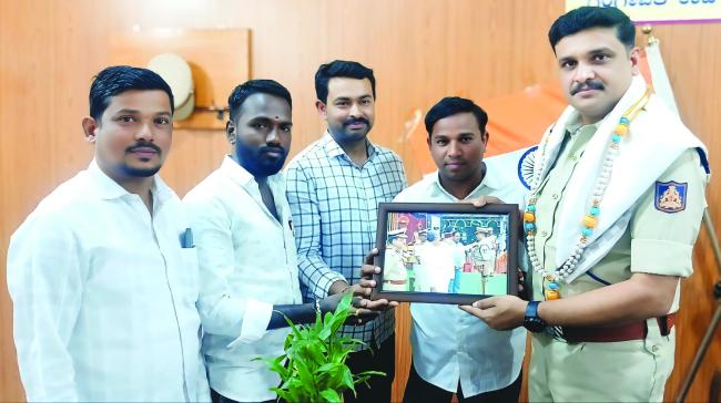 ಡಿವೈಎಸ್ಪಿ ಸಿದ್ದಲಿಂಗಪ್ಪಗೌಡ ಅಭಿಮಾನಿಗಳಿಂದ ಸನ್ಮಾನ