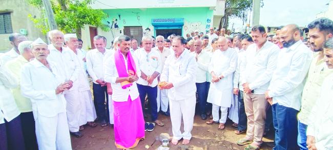 ಜುಗೂಳ-ಮಂಗಾವತಿಯಲ್ಲಿ ರಸ್ತೆ ಅಭಿವೃದ್ಧಿಗೆ ಚಾಲನೆ :   ರಾಜು ಕಾಗೆ 