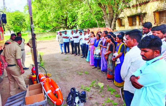 ಅಗ್ನಿಶಾಮಕ ತುರ್ತು ಸೇವೆ ಪ್ರಾತ್ಯಕ್ಷಿಕ ಕಾರ್ಯಕ್ರಮ  