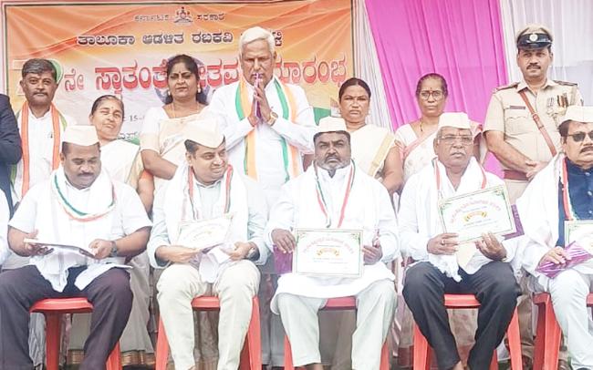 ವಿವಿಧ ರಂಗಗಳಲ್ಲಿ ಸಾಧನೆಗೈದ ಮಹನೀಯರಿಗೆ ಪ್ರಶಸ್ತಿ ಮತ್ತು ಸನ್ಮಾನ 