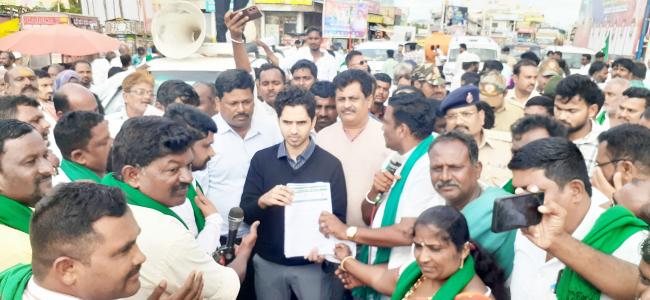 ಕೆರೆಗಳನ್ನು ತುಂಬಿಸಲು ಆಗ್ರಹಿಸಿ ರೈತ ಸಂಘಟನೆಗಳಿಂದ ಜಿಲ್ಲಾಧಿಕಾರಿಗಳಿಗೆ ಮನವಿ 