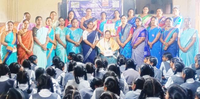 ಶಾಲಾ ವಿದ್ಯಾರ್ಥಿಗಳಿಗೆ ಅವಶ್ಯ ಸಾಮಗ್ರಿಗಳ ವಿತರಣೆ 