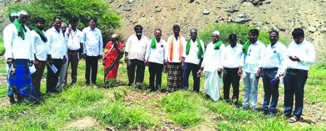 ಕಳಪೆ ಈರುಳ್ಳಿ ಬೀಜದಿಂದ ನಷ್ಟಗೊಂಡ ಅಂಕಲಗಿ ಗ್ರಾಮದ ರೈತನ ಹೋಲಕ್ಕೆ ವಿಜ್ಞಾನಿಗಳ ಬೇಟಿ 