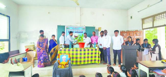 ಶಿಕ್ಷಕರನ್ನು ಗೌರವಿಸುವ ಕಾರ್ಯವಾಗಬೇಕು: ಸಾಂಗ್ಲೀಕಾರ  