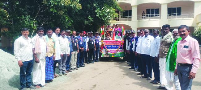 ನಿವೃತ್ತ ಸೈನಿಕ ಹೇಮರೆಡ್ಡಿ ಮಾಲಿ ಅವರಿಗೆ ಗ್ರಾಮದಲ್ಲಿ ಅದ್ದೂರಿ ಸ್ವಾಗತ   