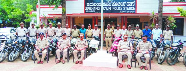 ಜಮಖಂಡಿ ಪೋಲಿಸರು ಭರ್ಜರಿ ಬೇಟೆ: ಕಳ್ಳನ ಬಂಧನ  ಸುಮಾರು 10 ಲಕ್ಷ ಕಿಮ್ಮತ್ತಿನ, ವಿವಿಧ ಕಂಪನಿಯ ಒಟ್ಟು 22 ಮೋಟಾರ ಸೈಕಲ್ ವಶ 