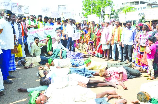 ಉರಿ ಬಿಸಿಲಿನಲ್ಲಿ ರೈತರು 'ಉರುಳು ಸೇವೆ' ಮೂಲಕ ಬೃಹತ್ ಪ್ರತಿಭಟನೆ 