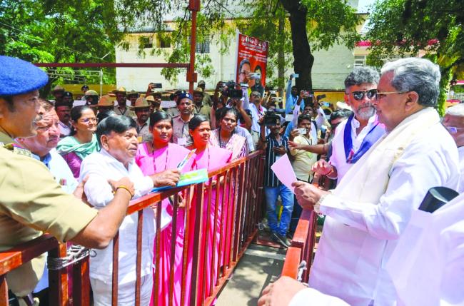 ಸಿಎಂ,ಡಿಸಿಎಂ ಅಹವಾಲು ಸ್ವೀಕಾರ-ಮನವಿಗಳ ಮಹಾಪೂರ 