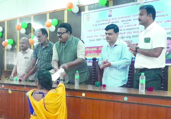 ಉದ್ಯೋಗ ಖಾತ್ರಿ ಕಾರ್ಯಗಾರದಲ್ಲಿ ಪಾಲ್ಗೊಂಡ ಕಾರ್ಮಿಕರಿಗೆ ಪ್ರಮಾಣ ಪತ್ರ  