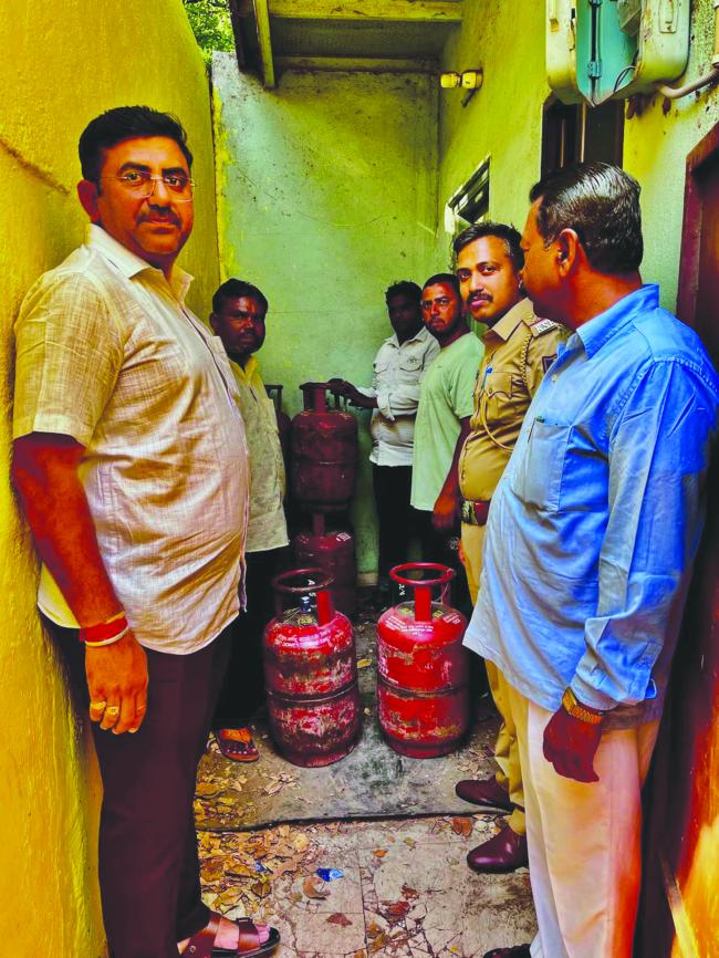 ಗೃಹ ಬಳಕೆ ಸಿಲಿಂಡರ್ ಅನಧಿಕೃತ ರಿಫಿಲಿಂಗ್ : ಆಹಾರ ಇಲಾಖೆ ದಾಳಿ ಸಿಲಿಂಡರ್‌ಗಳ ವಶ 