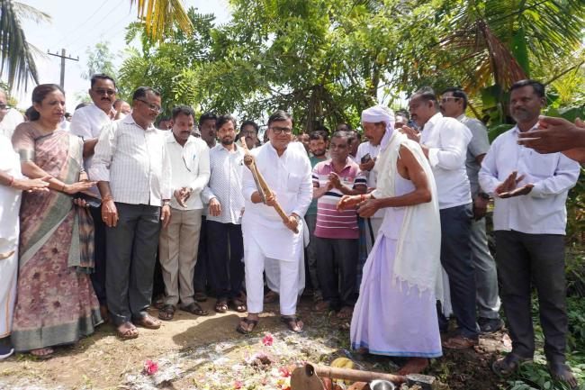 13 ಲಕ್ಷ ರೂ. ವೆಚ್ಚದಲ್ಲಿ ಸಿಸಿರಸ್ತೆ ನಿರ್ಮಾಣಕ್ಕೆ ಶಾಸಕ ಶ್ರೀನಿವಾಸ ಮಾನೆ ಭೂಮಿಪೂಜೆ 