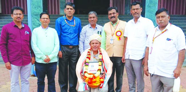 ಸುರೇಶ ಅಮ್ಮಿನಭಾವಿಗೆ ಕ್ರಿಯಾಶೀಲ ಶಿಕ್ಷಕ ಪ್ರಶಸ್ತಿ 