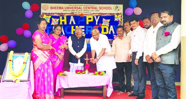 ಉತ್ತಮ ಸಮಾಜ ನಿರ್ಮಾಣ ಮಾಡುವಲ್ಲಿ ಶಿಕ್ಷಕನ ಪಾತ್ರ ಬಹು ಅಮೂಲ್ಯ: ಪಡಶೇಟ್ಟಿ 