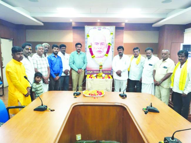 ಬ್ರಹ್ಮಶ್ರೀ ನಾರಾಯಣಗುರು ಜಯಂತಿ: ಜಿಲ್ಲಾಡಳಿತದಿಂದ ಪುಷ್ಪ ನಮನ ಸಲ್ಲಿಕೆ 