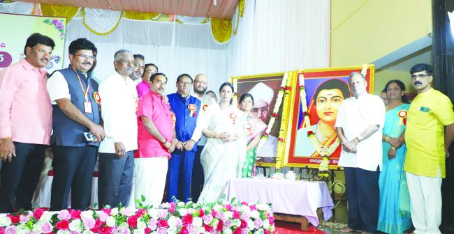 ಶಿಕ್ಷಕರು ಸಮಾಜದ ನಿರ್ಮಾತೃಗಳು: ಸಚಿವೆ ಲಕ್ಷ್ಮಿ ಹೆಬ್ಬಾಳಕರ್  