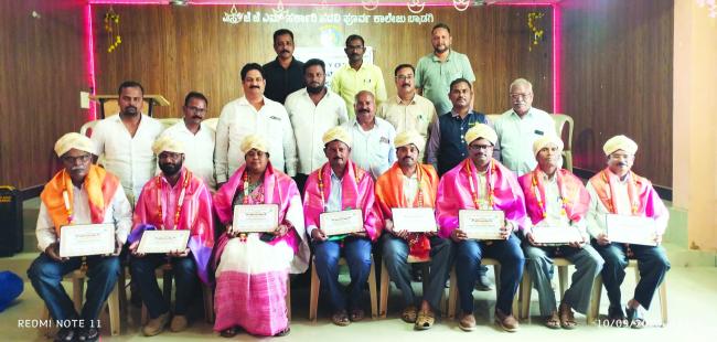 ಶಿಕ್ಷಣ ಕ್ಷೇತ್ರದಲ್ಲಿ ಉತ್ತಮ ಶಿಕ್ಷಕರನ್ನು ಗುರುತಿಸಿ ಪ್ರಶಸ್ತಿ ನೀಡಿ, ಸನ್ಮಾನ