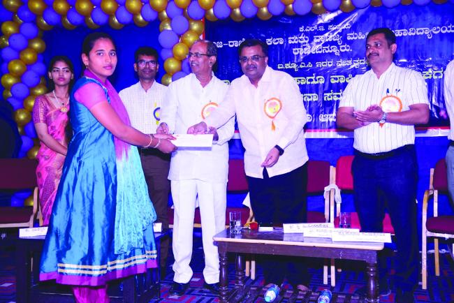 ಪುಣ್ಯ ಸ್ಮರಣೆ: ಪ್ರಬಂಧ ಸ್ಪರ್ಧೆ ವಿಜೇತರಿಗೆ ಬಹುಮಾನ ವಿತರಣೆ  