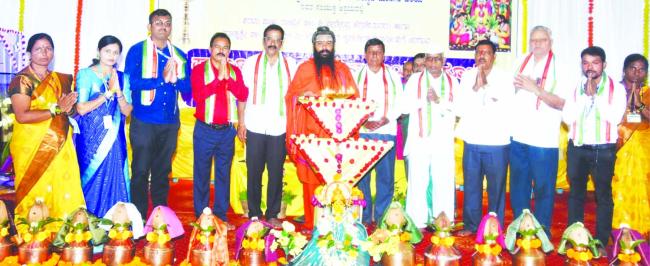 ಗ್ರಾಮಾಭಿವೃದ್ಧಿಗೆ  ಧರ್ಮಸ್ಥಳ ಕೊಡುಗೆ ಅಪಾರ: ಶಿವಸಿದ್ಧ ಸೋಮೇಶ್ವರಶ್ರೀ 