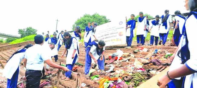 ಕಾಲೇಜು ವಿದ್ಯಾರ್ಥಿಗಳಿಂದ ಹಿರಣ್ಯಕೇಶಿ ನದಿಯಲ್ಲಿ ಸ್ವಚ್ಛತಾ ಅಭಿಯಾನ 